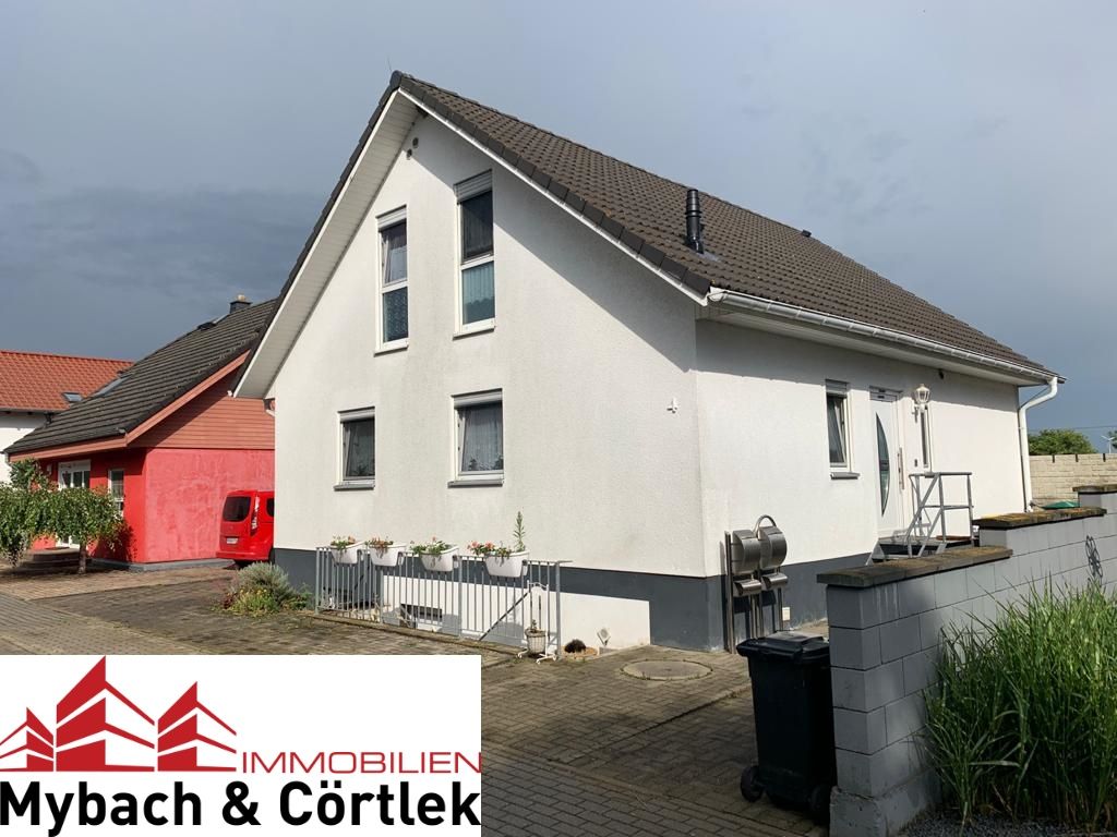 Einfamilienhaus mit Einliegerwohnung und Garage in