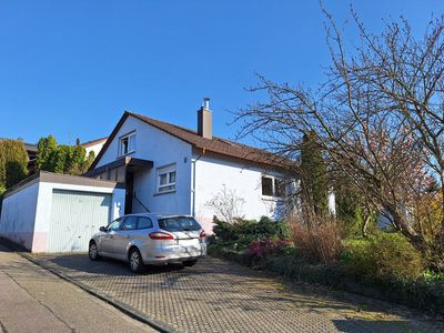 Freistehendes, geräumiges Wohnhaus mit Garagen in sehr schöner Randlage
