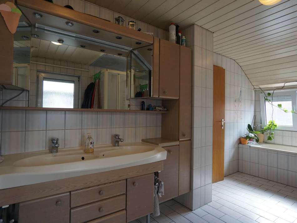 Bad mit Wanne und Dusche