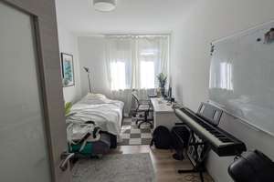 3er WG gesucht?! Liebevoll sanierte Altbauwohnung mit großer Wohnküche und zwei Balkonen!