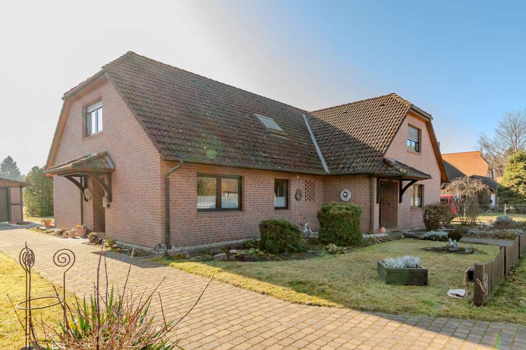 Immobilie in Gartow - Gepflegtes Zweifamilienhaus mit zwei Carports in ruhiger Ortsrandlage - Bild 0