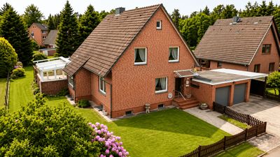 Zweifamilienhaus mit Wintergarten, Terrasse und großzügigem Grundstück