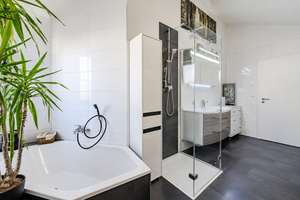 Modern wohnen mit Komfort – Dachgeschosswohnung mit Balkon & TG-Stellplatz