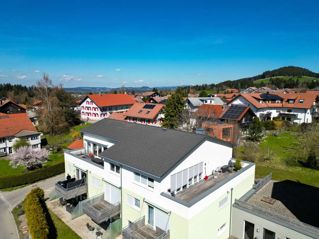 Immobilie in Weiler-Simmerberg - Exklusive Erdgeschosswohnung mit Sonnenterrasse in Simmerberg im Allgäu – modern und barrierefrei - Bild 2