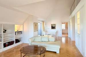 Blick über Düsseldorfs: Großzügige Dachgeschosswohnung mit Aufzug, vier Balkonen & Stellplatz