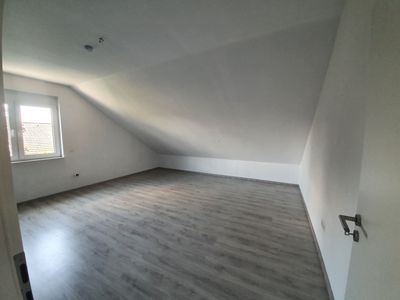  DG-Wohnung mit drei Zimmern und Balkon in Gensingen