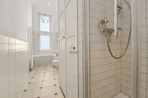 Charmanter Altbau mit Charakter: 3-Zimmer-Wohnung mit Fischgrätenparkett im 1. OG nahe Ku'damm. – Die vollständige Adresse der Immobilie erhältst du vom Anbieter., 10707 Wilmersdorf, Berlin – Vorschaubild 26