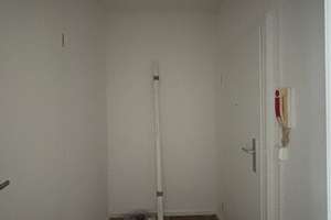 Single Wohnung mit Balkon, Wannenbad und EBK! – Kastanienallee 56, 12627 Hellersdorf, Berlin – Vorschaubild 6