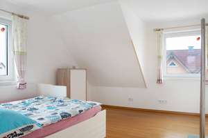Modernes Einfamilienhaus mit Galerie, Kamin und drei Garagen in ruhiger Randlage – Im Förstergarten 31, 91336 Heroldsbach – Vorschaubild 10
