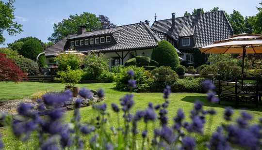 Bild von FAMILIENTRAUM - AUSSERGEWÖHNLICHE LANDHAUSVILLA MIT SONNIGEM TRAUMGARTEN VOR DEN TOREN OLDENBURGS.