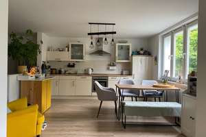 Großzügiges Wohnen in Marburg Marbach: Helle 2-Zimmer-Wohnung (91 qm) mit EBK, Terrasse & Stellplatz – Am Mühlteich 8, 35041 Marbach, Marburg – Vorschaubild 2