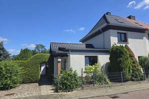 Ruhig gelegenes Einfamilienhaus mit zwei Garagen! – Die vollständige Adresse der Immobilie erhältst du vom Anbieter., 6749 Bitterfeld-Wolfen – Vorschaubild 2
