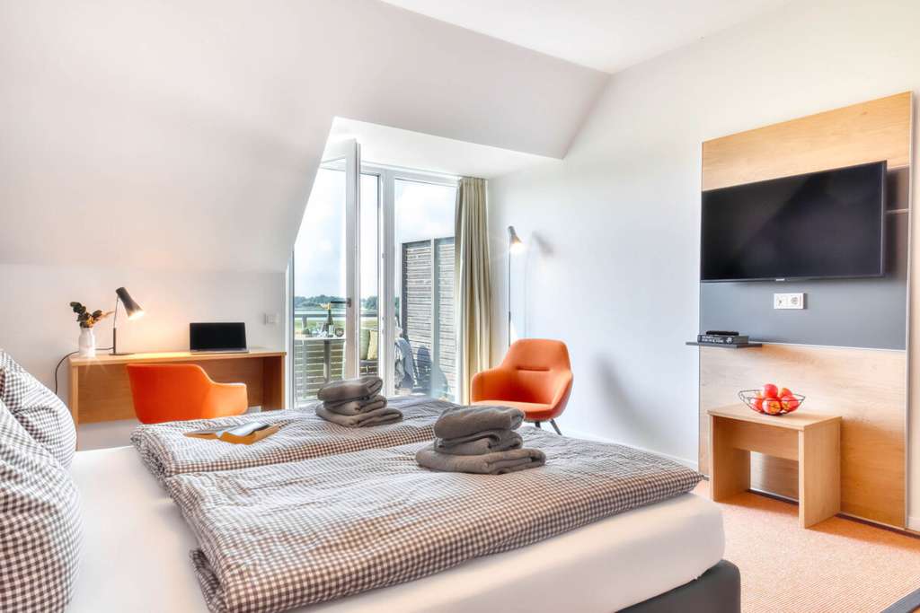 Immobilie in Putbus - Gemütliches Ferienapartment - ruhige Umgebung im energieeffizienten Reetdachhaus in Putbus-Wreechen - Bild 2