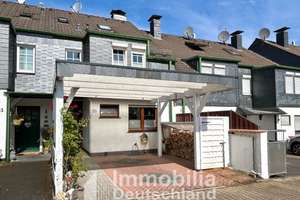 Platz für Familienträume: Besonderes Reihenhaus mit Kamin, West-Garten & Weitblick