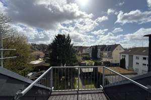 Charmante Dachgeschosswohnung mit großzügigem Wohnbereich, Dachterrasse und zwei Stellplätzen