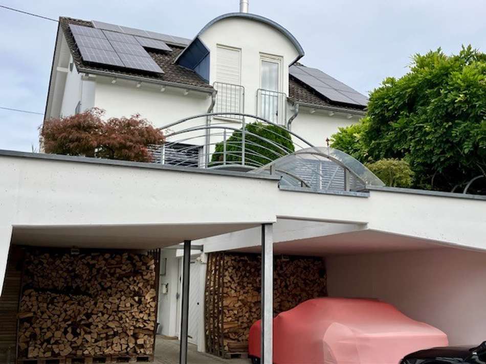 Außenansicht mit Carport
