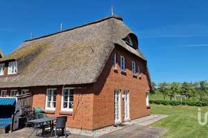 Reetdach-Endhaus auf Nordstrand – nur 200 Meter bis zur Nordsee – Die vollständige Adresse der Immobilie erhältst du vom Anbieter., 25845 Nordstrand – Vorschaubild 2