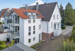 Haus Rückseite mit Balkon und 