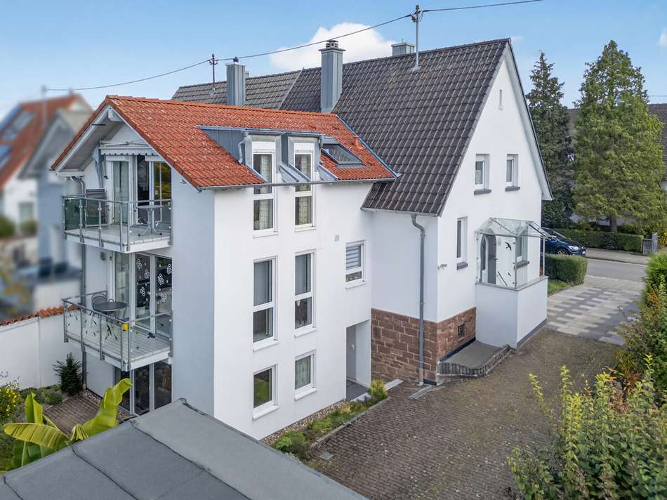 Haus Rückseite mit Balkon und 
