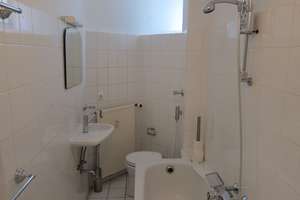 2-Zi.-ETW: schön zentral ~  ruhig + grün  --  top Lage Nähe Savignyplatz - Balkon -  – Die vollständige Adresse der Immobilie erhältst du vom Anbieter., 10629 Charlottenburg, Berlin – Vorschaubild 4