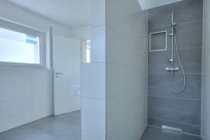 LICHTDURCHFLUTETE MODERNE DOPPELHAUSHÄLFTE MIT 5,5 ZI., SONNENTERRASSE UND CARPORT (KFW 55) – Die vollständige Adresse der Immobilie erhältst du vom Anbieter., 74232 Abstatt – Vorschaubild 15