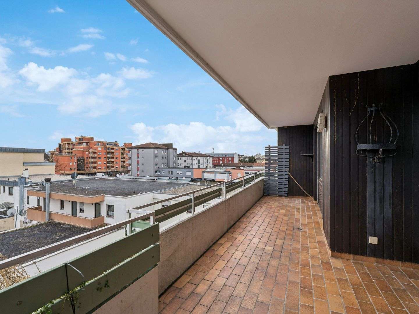 Lichtdurchfluteter Wohntraum im Dreiländereck – Modernisiertes Dachgeschoss mit Riesenbalkon, Lörrach Kreis – Bild 1