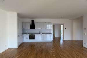 Moderne 4-Raum-Wohnung im Zentrum: Einbauküche und Balkon