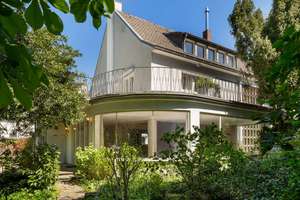 Großzügiges Familiendomizil mit parkähnlichem Garten