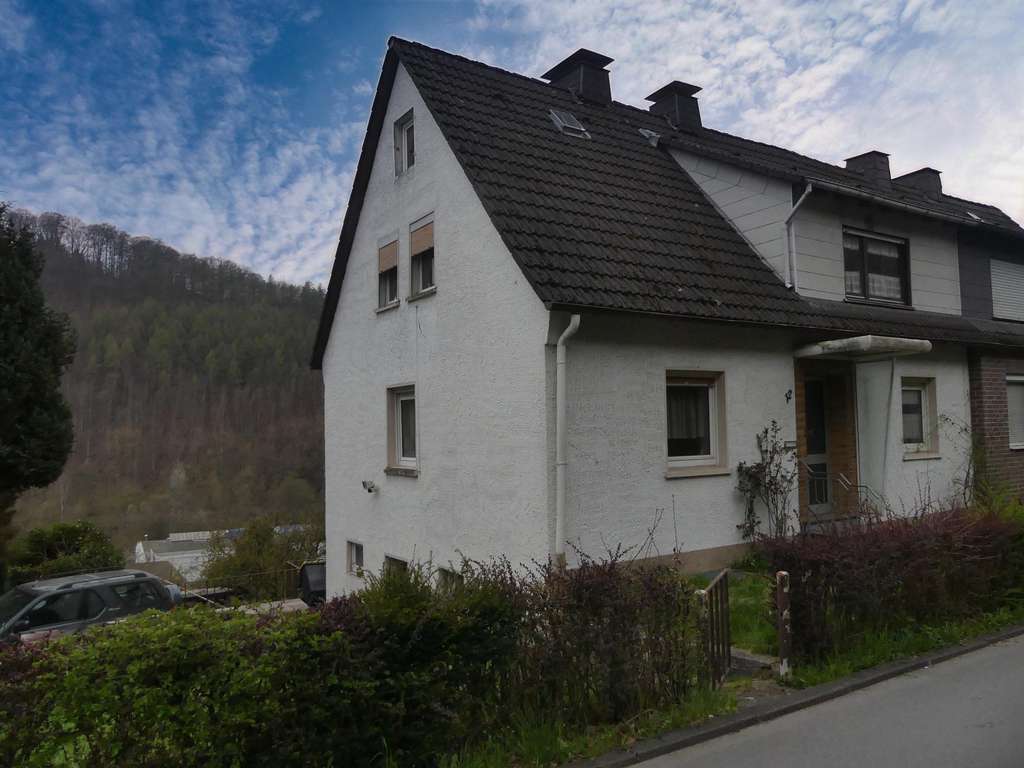 Immobilie in Werdohl - Wohnen im Grünen: Einfamilienhaus mit vielen Möglichkeiten in Werdohl zu verkaufen! - Bild 0