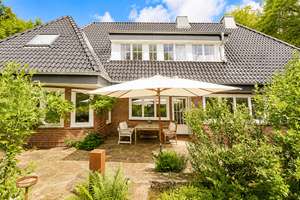 Park-Villa in Volksdorf mit direktem Zugang zu den Teichwiesen – Die vollständige Adresse der Immobilie erhältst du vom Anbieter., 22359 Volksdorf, Hamburg – Vorschaubild 2