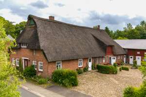Resthof unter Reet – Wohnen mit vielfältigen Möglichkeiten – Die vollständige Adresse der Immobilie erhältst du vom Anbieter., 25725 Schafstedt – Vorschaubild 2