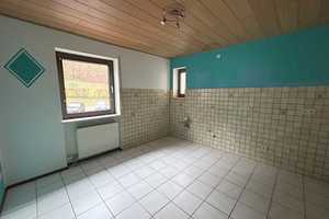 NEUER PREIS! Freistehendes Zweifamilienhaus mit Garagen und Garten im Leerstand zu verkaufen – Pirmasens – Vorschaubild 2