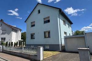 Viel Platz für die ganze Familie. Zweifamilienhaus mit großem Garten und vielfältigen Möglich...
