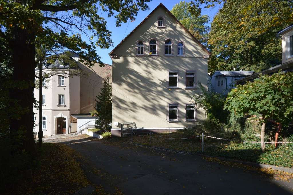 Immobilie in Hohenstein-Ernstthal - Geräumige Doppelhaushälfte in Stadtlage im Chemnitzer Umland - tolle Fernsicht inklusive - Bild 1