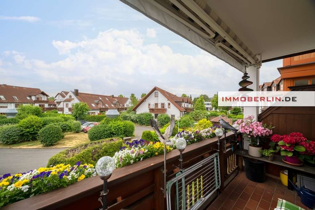 IMMOBERLIN.DE - Attraktive Wohnung mit Sonnenbalkon & Tiefgaragenplatz im Berliner Speckgürtel