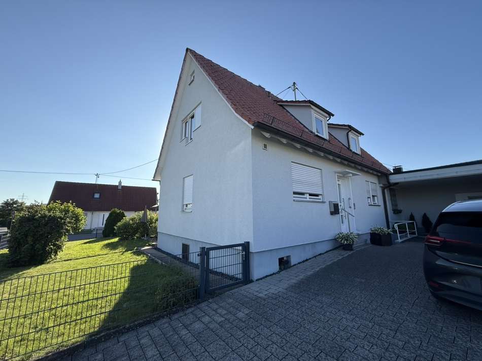 Hausansicht und Hofeinfahrt