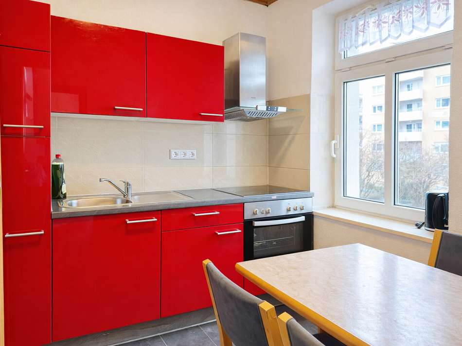 Küche mit Blick aus Fenster