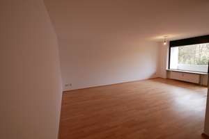 Hochwertig renovierte 3 Zi. Wohnung mit Küche, Luxusbad + sep. WC, nahe der U-Bahn, ruhig, Südaus.! – Treitschkestr. 9, 80992 Alt-Moosach, München – Vorschaubild 4