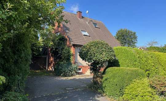 freistehendes ländliches Einfamilienhaus mit Nebengebäude, Garage und 1304 m² großem sonnigen 