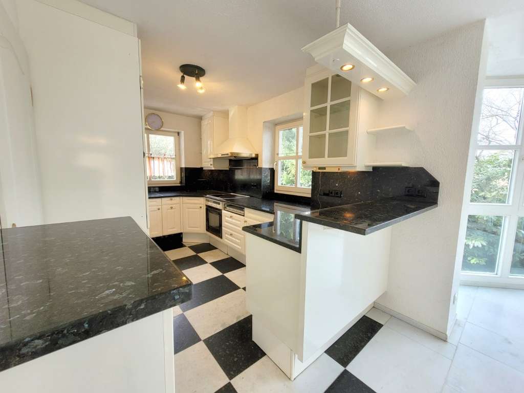 Immobilie in Schopfheim - Wohnen mit Urlaubsgefühl + Einliegerwohnung + Pool + Garten + Garage - Bild 3