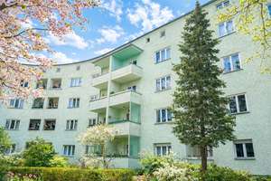 Wohnen am Park: Helle Wohnung mit Balkon und grünem Ausblick