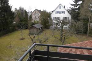 Exklusive 3-Zimmer-DG-Wohnung mit Einbauküche und Balkon in Stuttgart