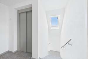 Attraktive Dachgeschosswohnung: 3 Zimmer, großer Balkon, EBK & TG mit Wallbox – Die vollständige Adresse der Immobilie erhältst du vom Anbieter., 75392 Deckenpfronn – Vorschaubild 2