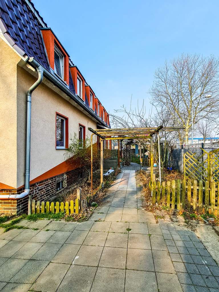 Immobilie in Ludwigsfelde - KLEINES MEHRFAMILIENHAUS MIT 4 WOHNEINHEITEN IN LUDWIGSFELDE + MOD-BEDARF - Bild 1