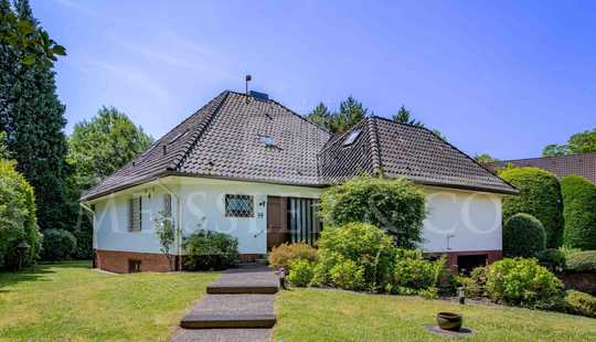 Bild von Einfamilienhaus auf sonnigem Grundstück