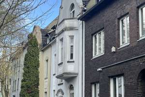 Gepflegtes Dreifamilienhaus mit historischem Charme in ruhiger Wohnlage. – Die vollständige Adresse der Immobilie erhältst du vom Anbieter., 47137 Mittelmeiderich, Duisburg – Vorschaubild 2