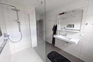 5-6 Zimmer auf einer Ebene: Erdgeschoßwohnung mit Garten, Terrasse, Einbauküche und Garage – Die vollständige Adresse der Immobilie erhältst du vom Anbieter., 76228 Wolfartsweier, Karlsruhe – Vorschaubild 9