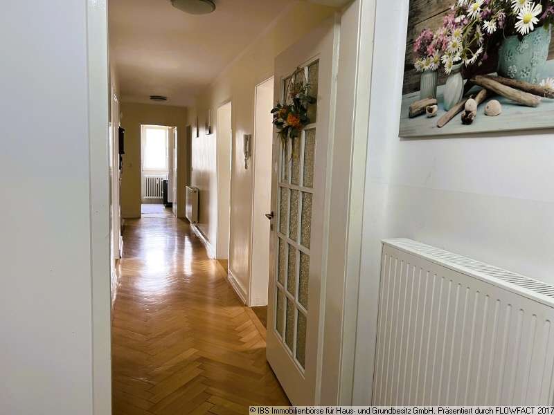 Immobilie in Gerabronn - STIL - CHARME - PLATZ: Stattliches, gepfelgtes 2-Familienhaus mit 3 Garagen und großem Grundstück - Bild 12