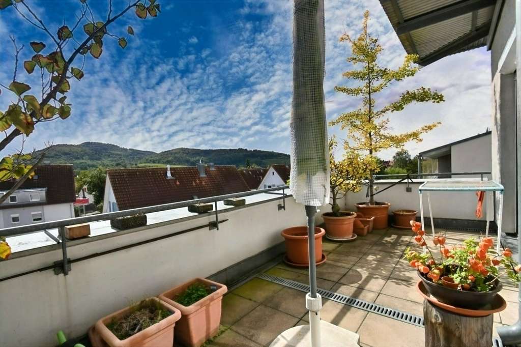 Charmante Attikawohnung mit Traumterrasse und Blick ins Grüne