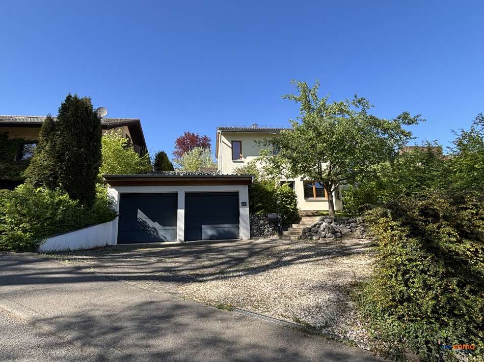 Hausansicht mit Garagen und St